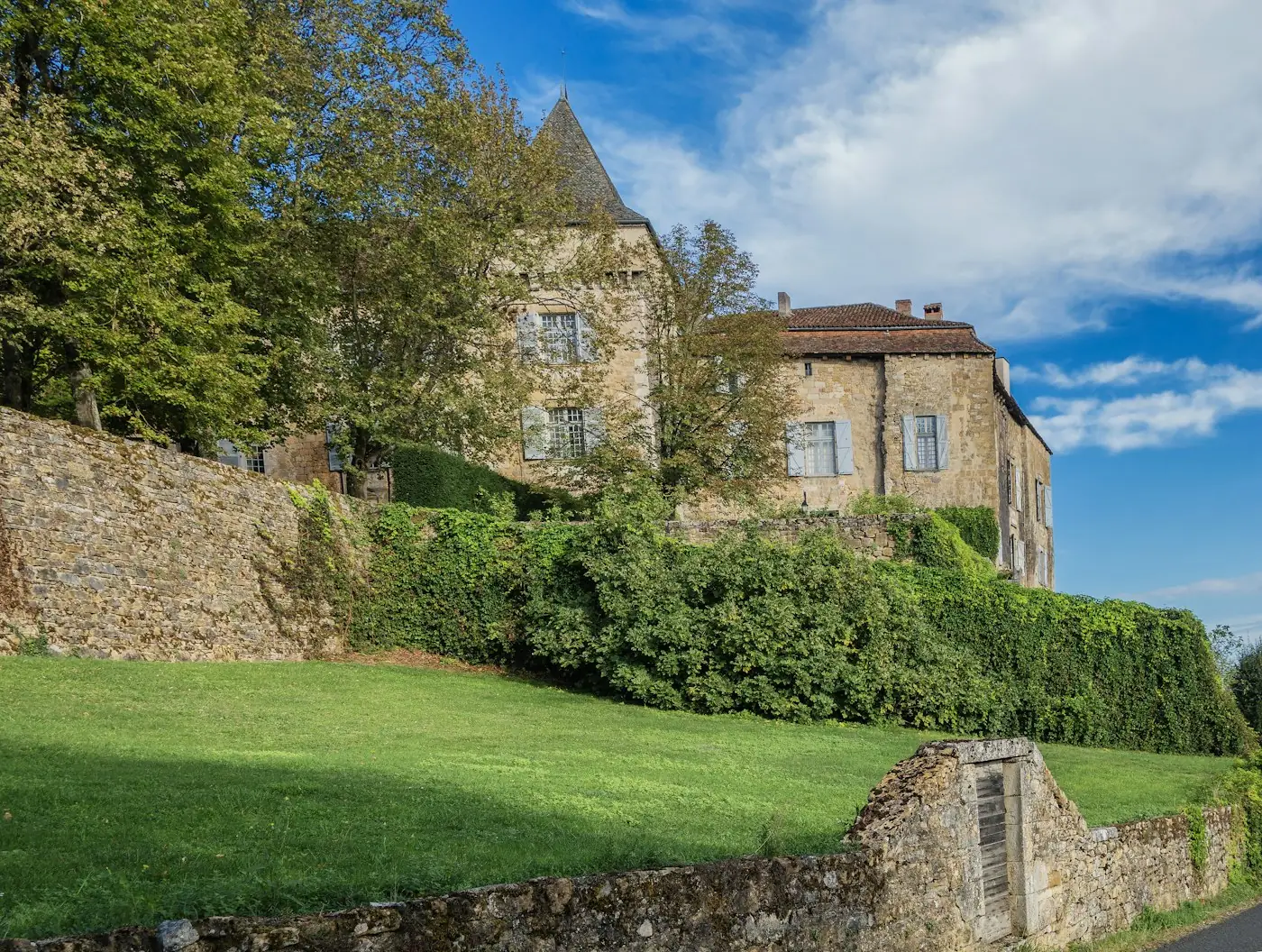 Maison familiale en pierre avec jardin